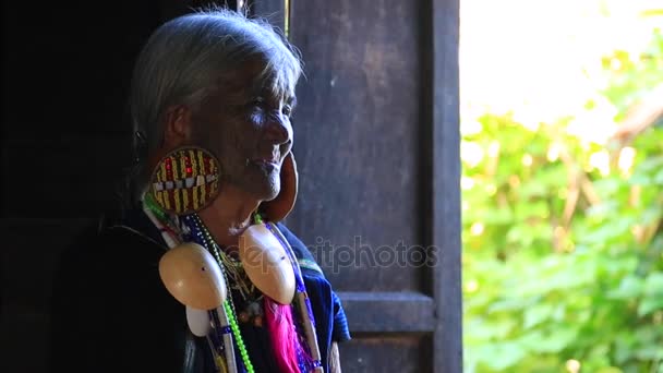 埃默拉部落女士这样部落女士在她的厨房 — 图库视频影像