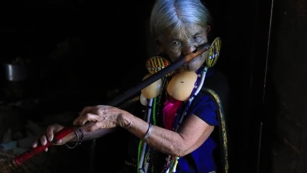 Женщина племени Даай играет на флейте — стоковое видео