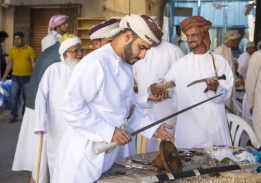 omani adam bir kılıç satın alma