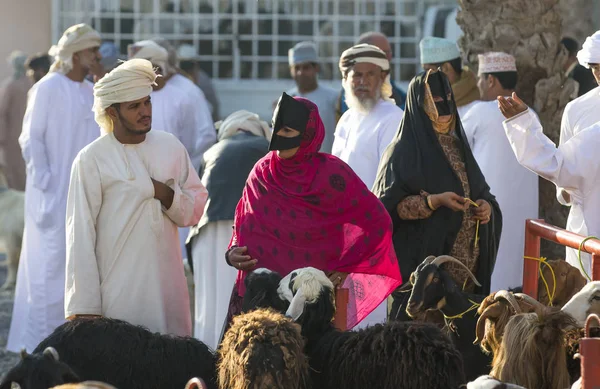 População local no mercado de cabras em Nizwa — Fotografia de Stock