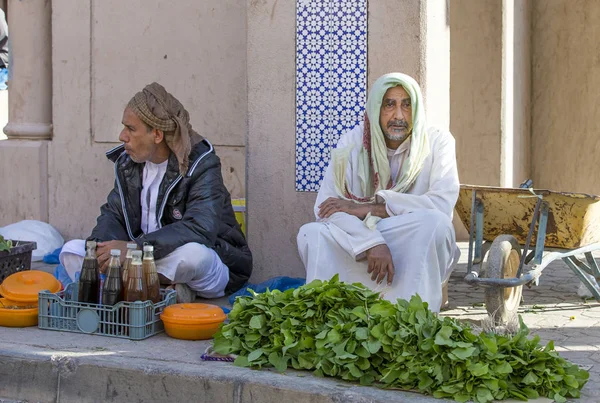 Ο άνθρωπος είναι πωλούν βότανα σε μια αγορά — Φωτογραφία Αρχείου