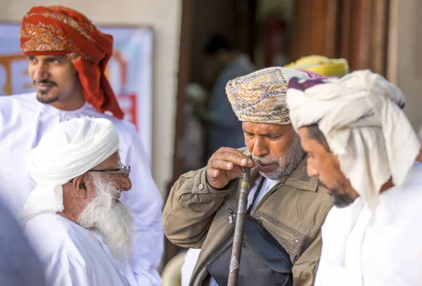 Omaanse man verkopen van een jachtgeweer op een markt — Stockfoto