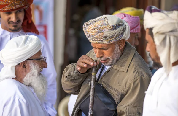 Omani Mann verkauft ein Jagdgewehr auf einem Markt — Stockfoto