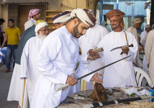 Omanu człowiek zakupu miecz — Zdjęcie stockowe