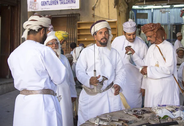 Omani Mann kauft ein Schwert — Stockfoto