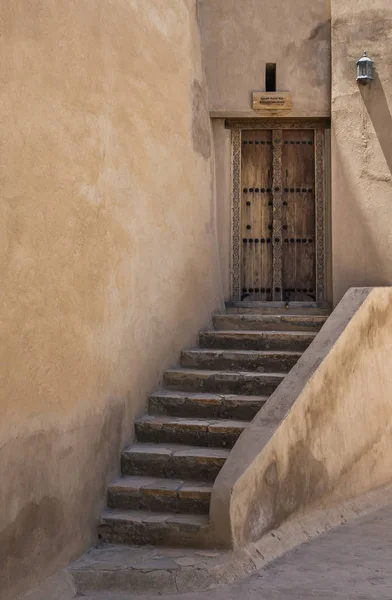 Vieille porte dans le château de Jabreen — Photo