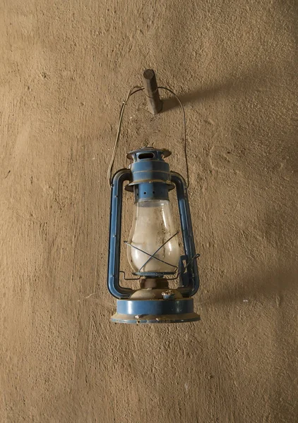 Lanterna velha em uma parede — Fotografia de Stock