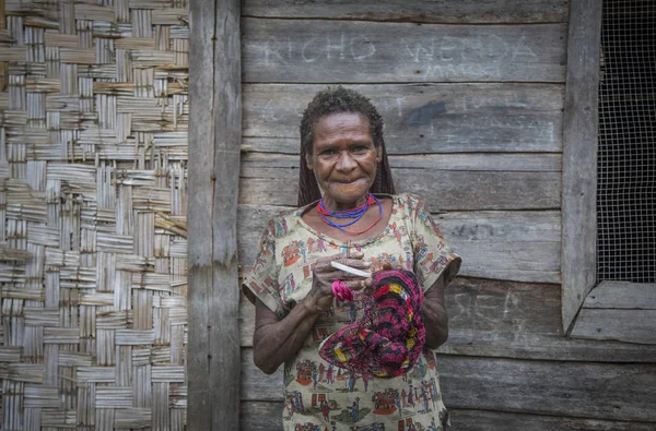 Женщина из племени Дани делает сумку. — стоковое фото
