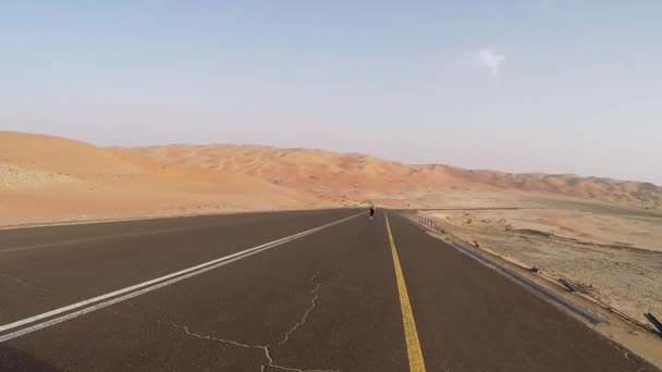 Vrouw uitgevoerd in een woestijn Liwa — Stockvideo