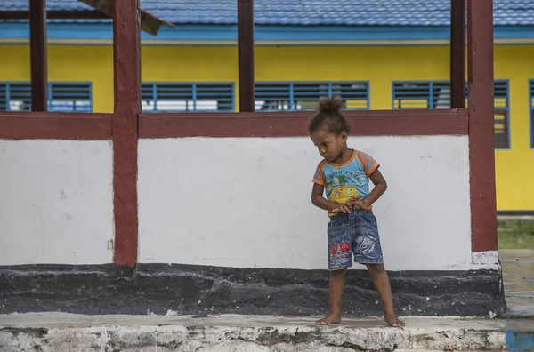 Niña cerca de la escuela — Foto de Stock