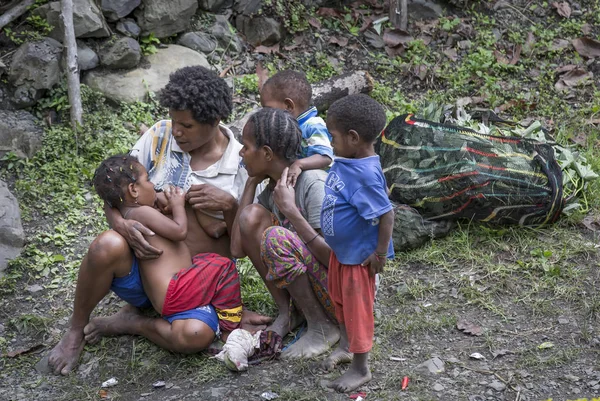 Madre amamantando a su hijo en Papúa — Foto de Stock