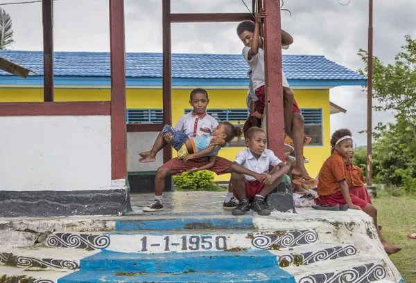 Niños fuera de una escuela en Jayapura — Foto de Stock