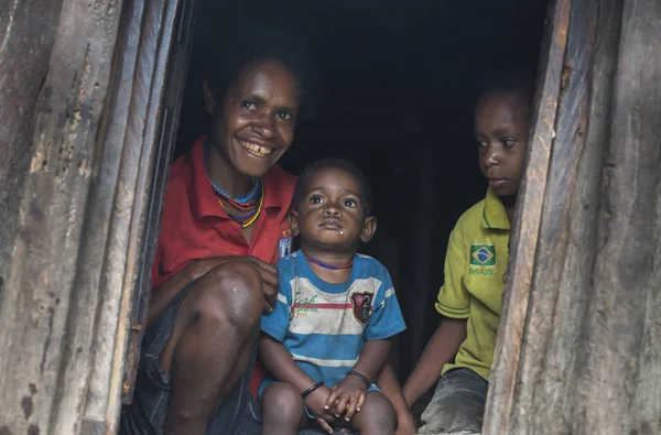 Familia dani tribu en su puerta — Foto de Stock