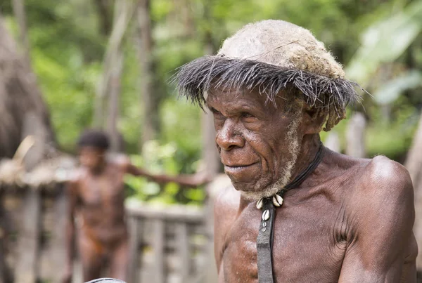 Homme de la tribu Dani dans son village — Photo