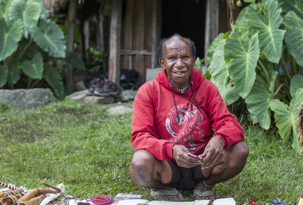 Dani tribu hombre venta de recuerdos — Foto de Stock