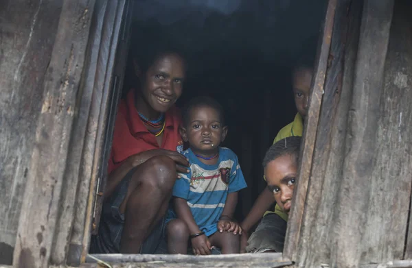 Familia dani tribu en su puerta — Foto de Stock