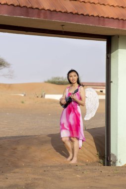 kadın küçük bir gitar çalmak