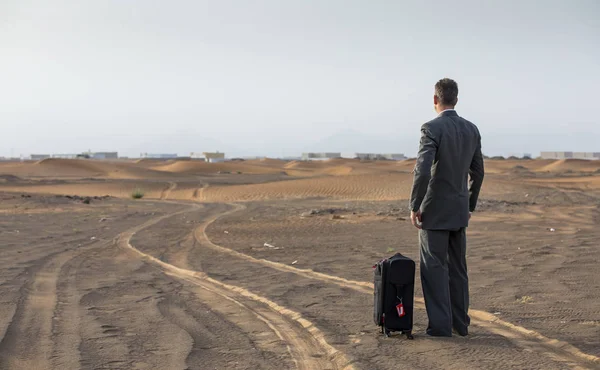スーツケースと砂漠のビジネスマン — ストック写真