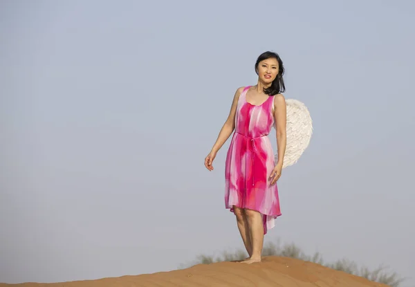 Mladá žena s andělskými křídly v poušti — Stock fotografie