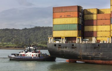 konteyner gemisi bir römorkör tarafından varlık itti