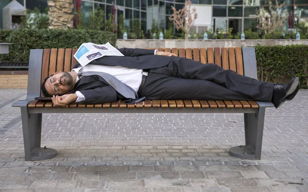 Hombre de negocios en Dubai Marina —  Fotos de Stock