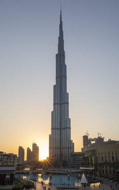 Uluslararası Dubai Kongre ve Sergi Sarayı arkasında günbatımı