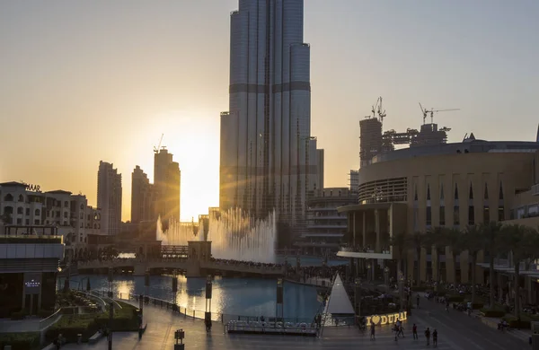 Pôr do sol atrás de Burj Khalifa — Fotografia de Stock
