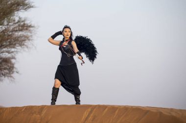 kadın bir çölde bir ok ve yay