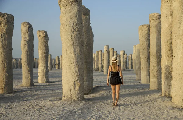 Jonge vrouw in een bouwplaats — Stockfoto