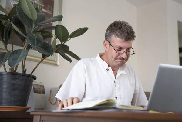 Man aan het werk op zijn computer — Stockfoto