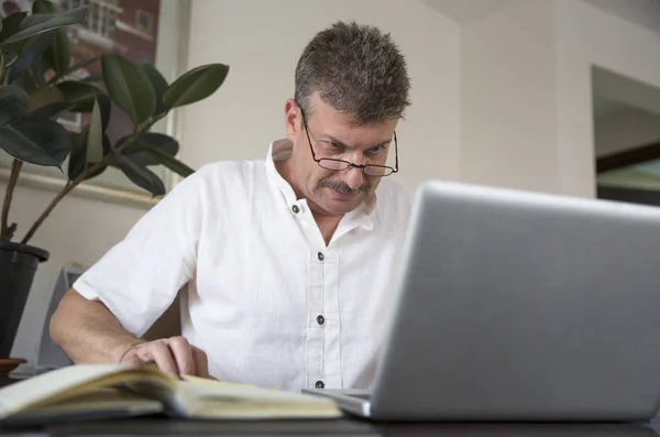 Man aan het werk op zijn computer — Stockfoto