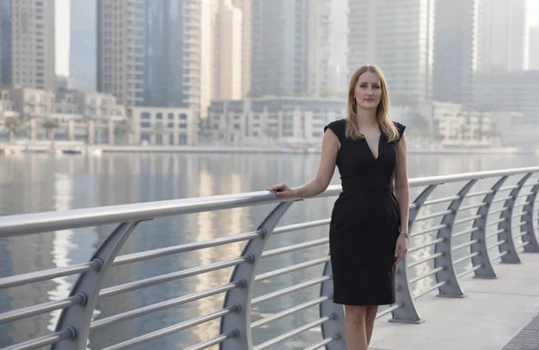 Портрет бізнес-леді в Дубаї Марина — стокове фото