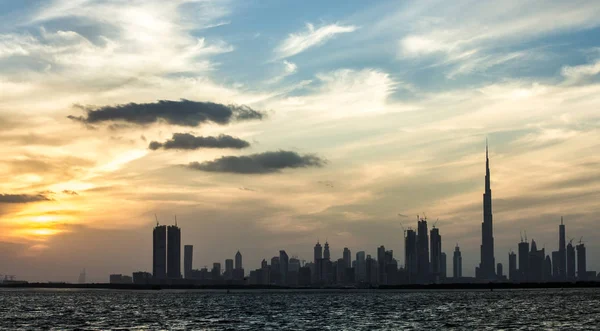 Dubais Skyline bei Sonnenuntergang — Stockfoto