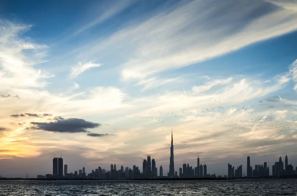 Dubai skyline al atardecer —  Fotos de Stock