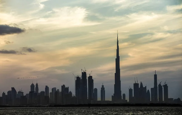 Skyline van Dubai bij zonsondergang — Stockfoto