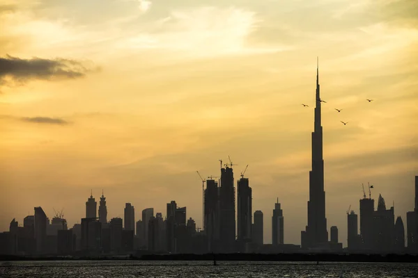 Dubais Skyline bei Sonnenuntergang — Stockfoto