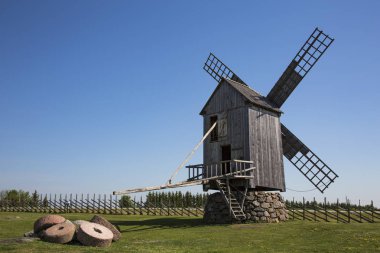 Saaremaa içinde eski yel değirmeni