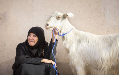 keçi ile Umman kadın