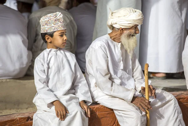 Omani homme et garçon au marché — Photo