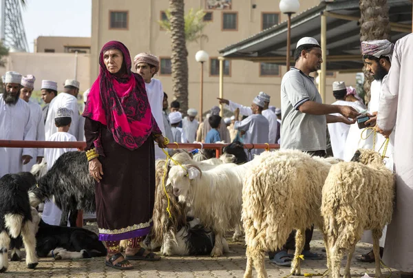 Люди и козы на рынке Хабта в Омане — стоковое фото