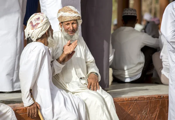 Zwei alte omanische Männer auf dem Markt — Stockfoto