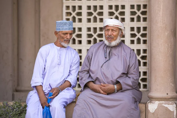 Dwóch starszych mężczyzn Omanu w rynku — Zdjęcie stockowe
