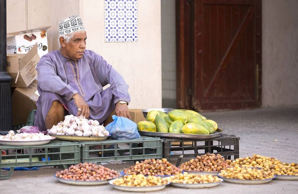 Hombre vendiendo fechas en el mercado callejero — Foto de Stock