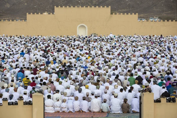 Homens rezando em Eid al Fitr em Nizwa — Fotografia de Stock