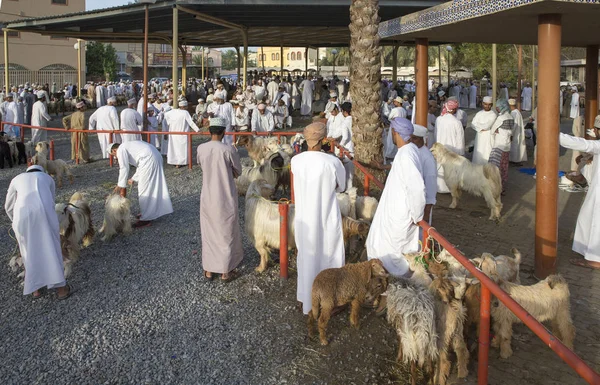Persone prima del tradizionale mercato Habta in Oman — Foto Stock
