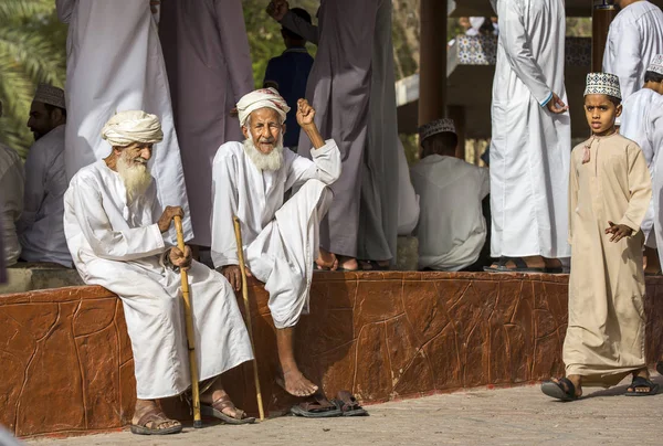 Dwóch starszych mężczyzn Omanu w rynku — Zdjęcie stockowe
