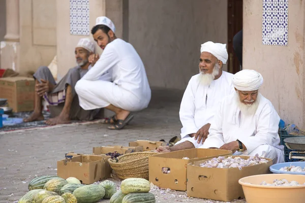 Hombres omaníes en el mercado callejero — Foto de Stock