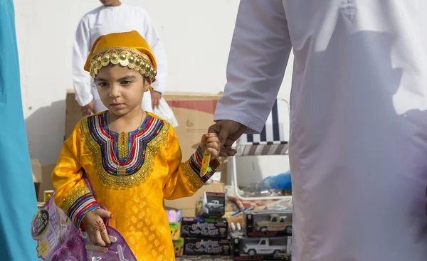 Meisje met hand van papa op markt — Stockfoto