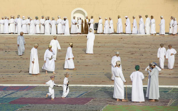 Omani uomini in abiti bianchi tradizionali — Foto Stock