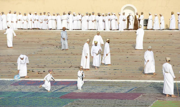 Omaanse mannen in traditionele witte kleren — Stockfoto